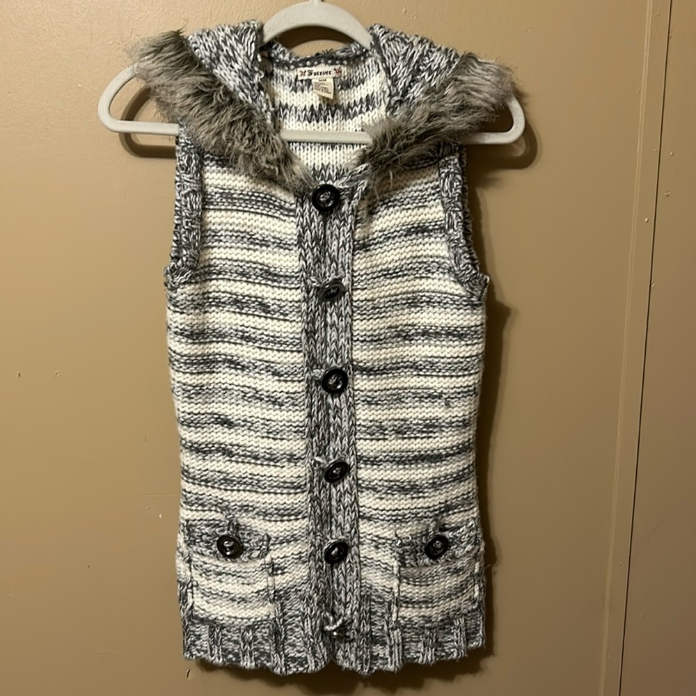 Forever Women’s Hooded Sweater Vest Big Buttons Pockets Size Medium M Faux Fur
